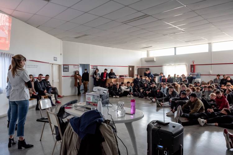 Docentes de la Facultad de Ciencias de la Salud brindaron capacitaciones en el club Estudiantes de La Plata