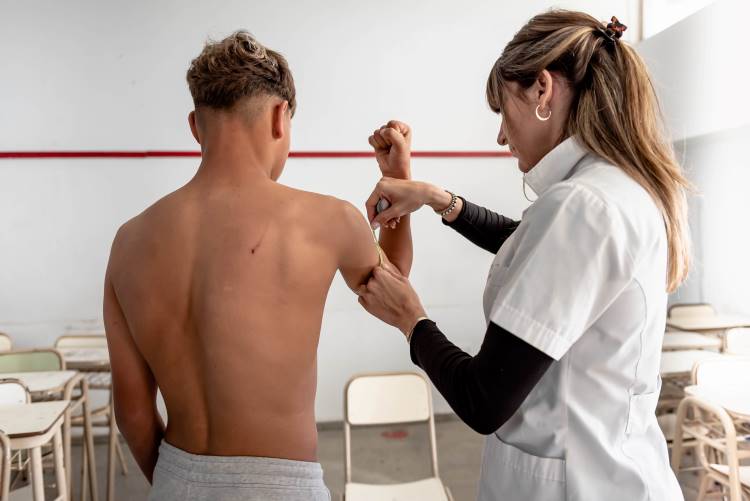 Docentes de la Facultad de Ciencias de la Salud brindaron capacitaciones en el club Estudiantes de La Plata