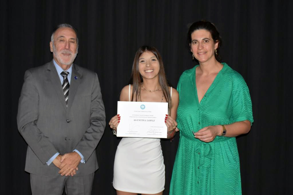 Se realizó el acto de colación de la Facultad de Ciencias Económicas y Sociales
