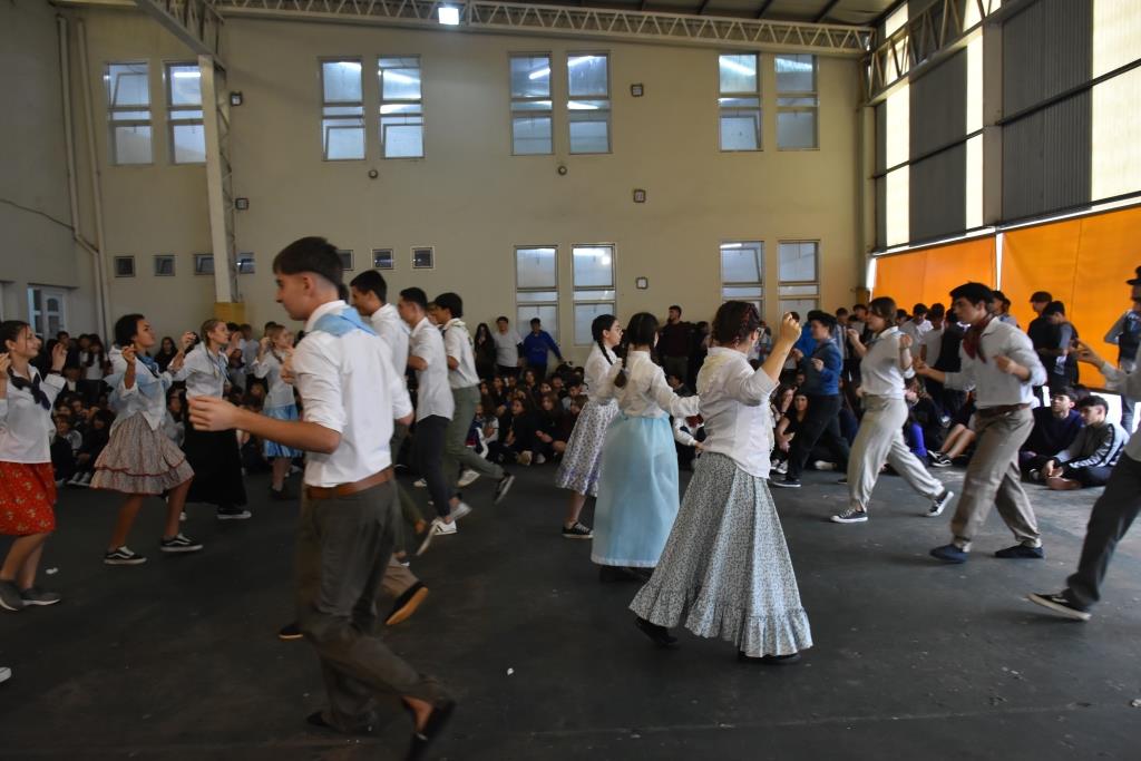Acto por la conmemoración de la Revolución de Mayo en el Colegio Secundario José Manuel Estrada