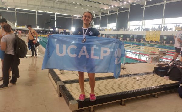 Alumna de la UCALP en el Torneo Metropolitano de Natación