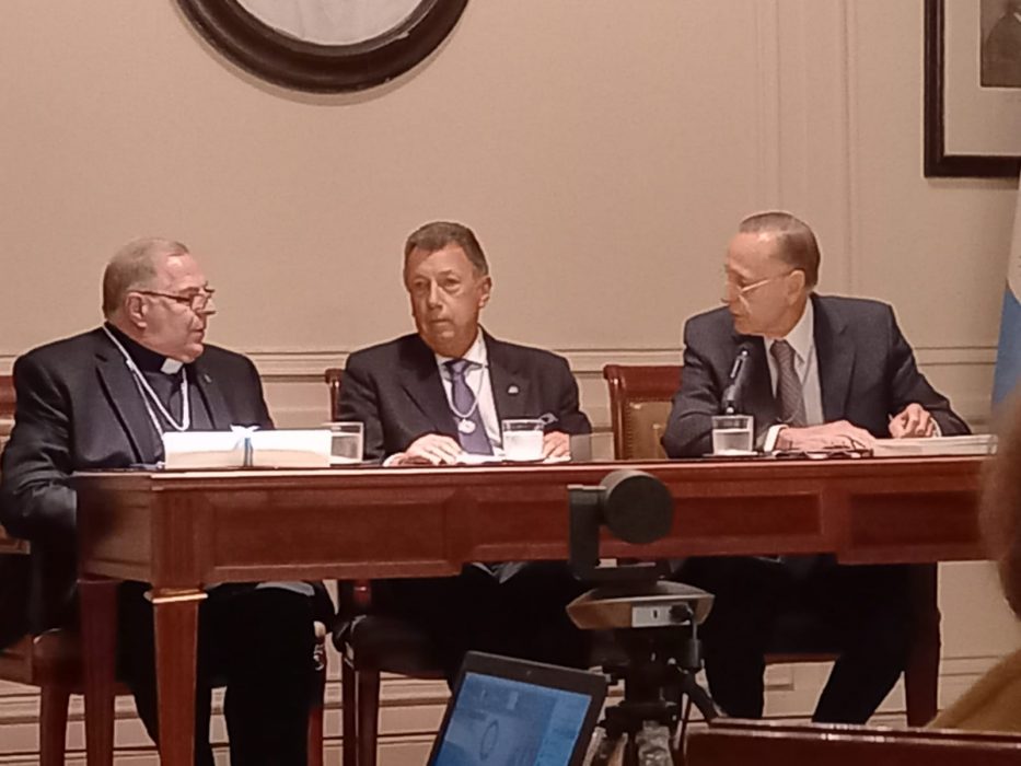 Monseñor Alberto Bochatey se incorporó a la Academia Nacional de Ciencias Morales y Políticas