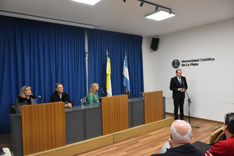 La Facultad de Derecho y Ciencias Políticas realizó un homenaje a los docentes con más de 25 años