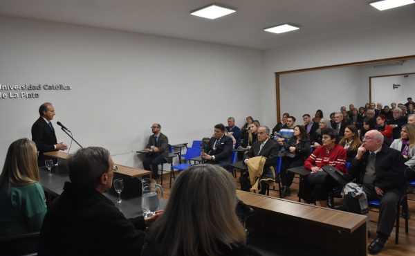 La Facultad de Derecho y Ciencias Políticas realizó un homenaje a los docentes con más de 25 años de trayectoria