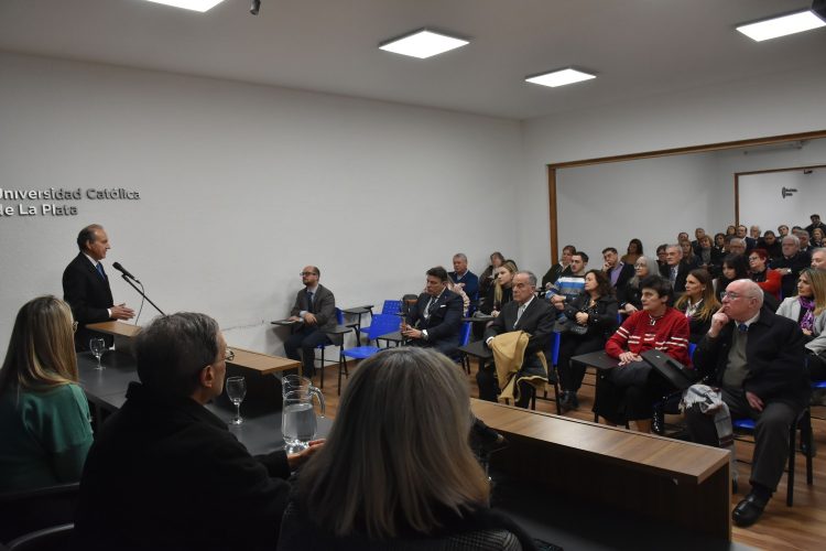 La Facultad de Derecho y Ciencias Políticas realizó un homenaje a los docentes con más de 25 años