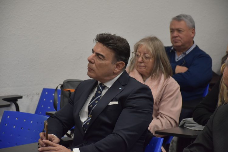 La Facultad de Derecho y Ciencias Políticas realizó un homenaje a los docentes con más de 25 años