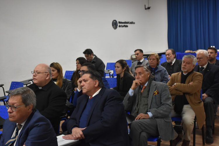 La Facultad de Derecho y Ciencias Políticas realizó un homenaje a los docentes con más de 25 años