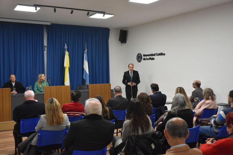 La Facultad de Derecho y Ciencias Políticas realizó un homenaje a los docentes con más de 25 años
