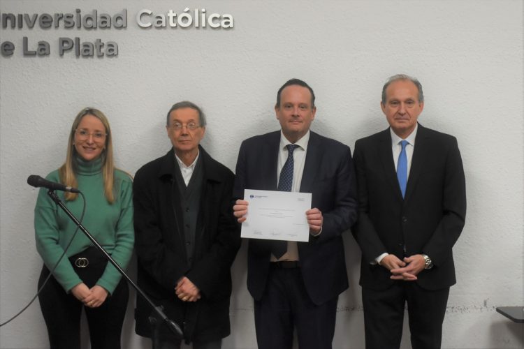 La Facultad de Derecho y Ciencias Políticas realizó un homenaje a los docentes con más de 25 años