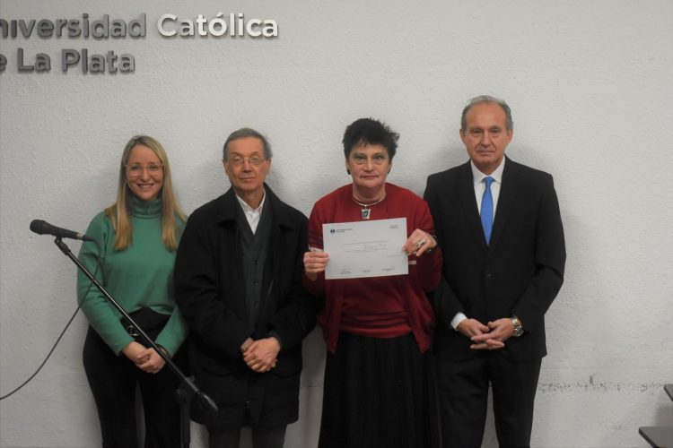 La Facultad de Derecho y Ciencias Políticas realizó un homenaje a los docentes con más de 25 años