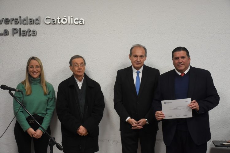 La Facultad de Derecho y Ciencias Políticas realizó un homenaje a los docentes con más de 25 años