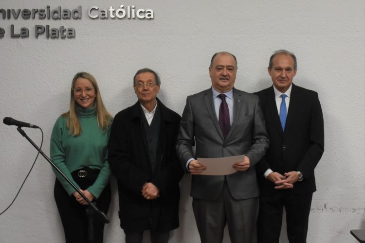 La Facultad de Derecho y Ciencias Políticas realizó un homenaje a los docentes con más de 25 años