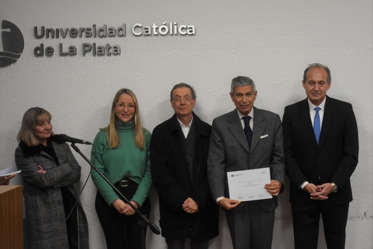 La Facultad de Derecho y Ciencias Políticas realizó un homenaje a los docentes con más de 25 años