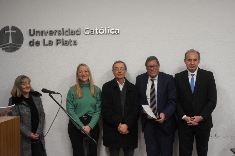 La Facultad de Derecho y Ciencias Políticas realizó un homenaje a los docentes con más de 25 años