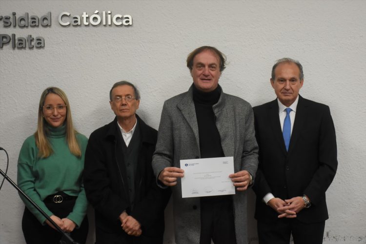 La Facultad de Derecho y Ciencias Políticas realizó un homenaje a los docentes con más de 25 años