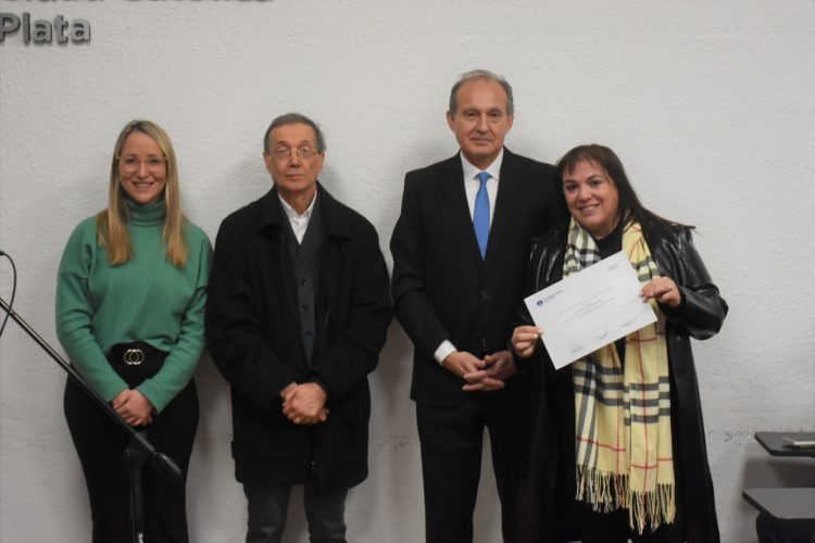 La Facultad de Derecho y Ciencias Políticas realizó un homenaje a los docentes con más de 25 años