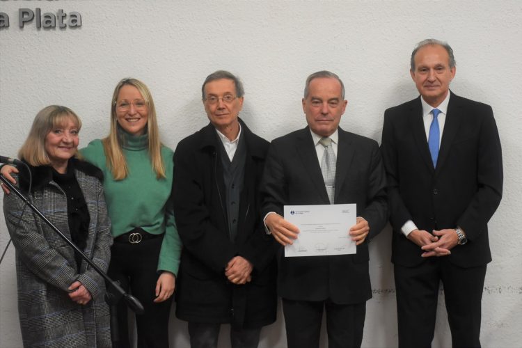 La Facultad de Derecho y Ciencias Políticas realizó un homenaje a los docentes con más de 25 años