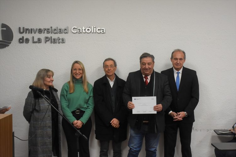 La Facultad de Derecho y Ciencias Políticas realizó un homenaje a los docentes con más de 25 años