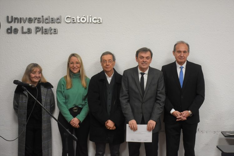 La Facultad de Derecho y Ciencias Políticas realizó un homenaje a los docentes con más de 25 años