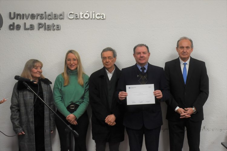 La Facultad de Derecho y Ciencias Políticas realizó un homenaje a los docentes con más de 25 años