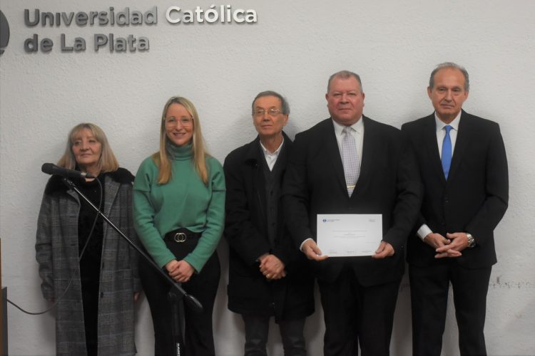 La Facultad de Derecho y Ciencias Políticas realizó un homenaje a los docentes con más de 25 años