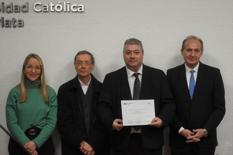 La Facultad de Derecho y Ciencias Políticas realizó un homenaje a los docentes con más de 25 años