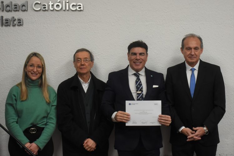 La Facultad de Derecho y Ciencias Políticas realizó un homenaje a los docentes con más de 25 años