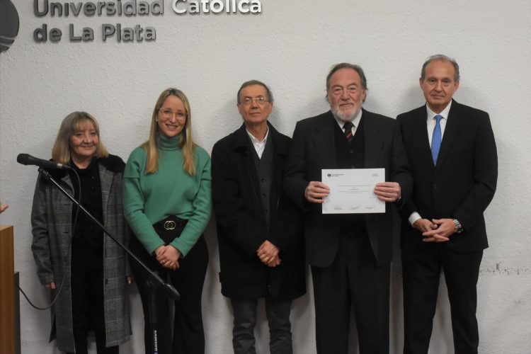 La Facultad de Derecho y Ciencias Políticas realizó un homenaje a los docentes con más de 25 años