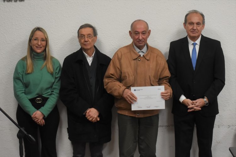 La Facultad de Derecho y Ciencias Políticas realizó un homenaje a los docentes con más de 25 años