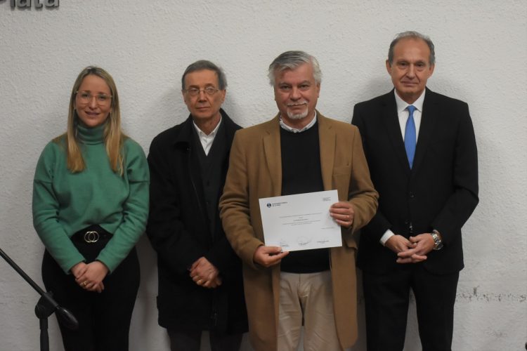 La Facultad de Derecho y Ciencias Políticas realizó un homenaje a los docentes con más de 25 años