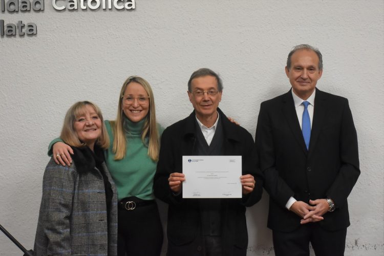 La Facultad de Derecho y Ciencias Políticas realizó un homenaje a los docentes con más de 25 años