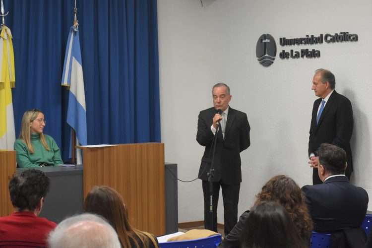 La Facultad de Derecho y Ciencias Políticas realizó un homenaje a los docentes con más de 25 años