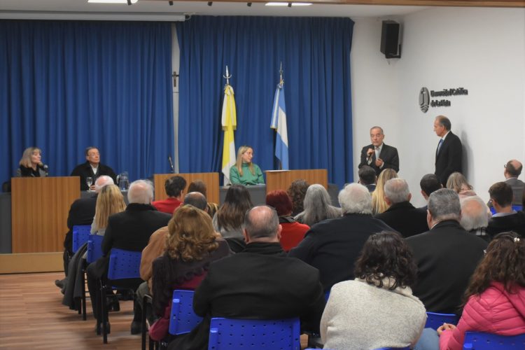 La Facultad de Derecho y Ciencias Políticas realizó un homenaje a los docentes con más de 25 años