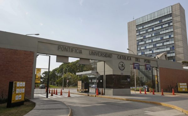 Convenio entre la UCALP y la Pontificia Universidad Católica del Perú