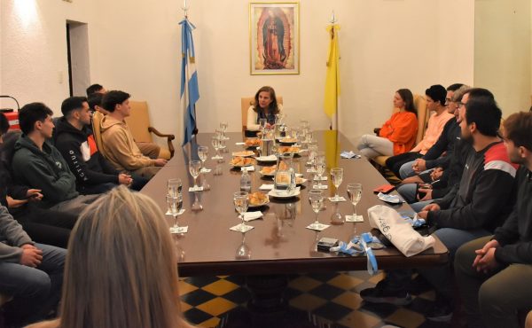 Encuentro de los deportistas que participaron en los JUAR en el Rectorado