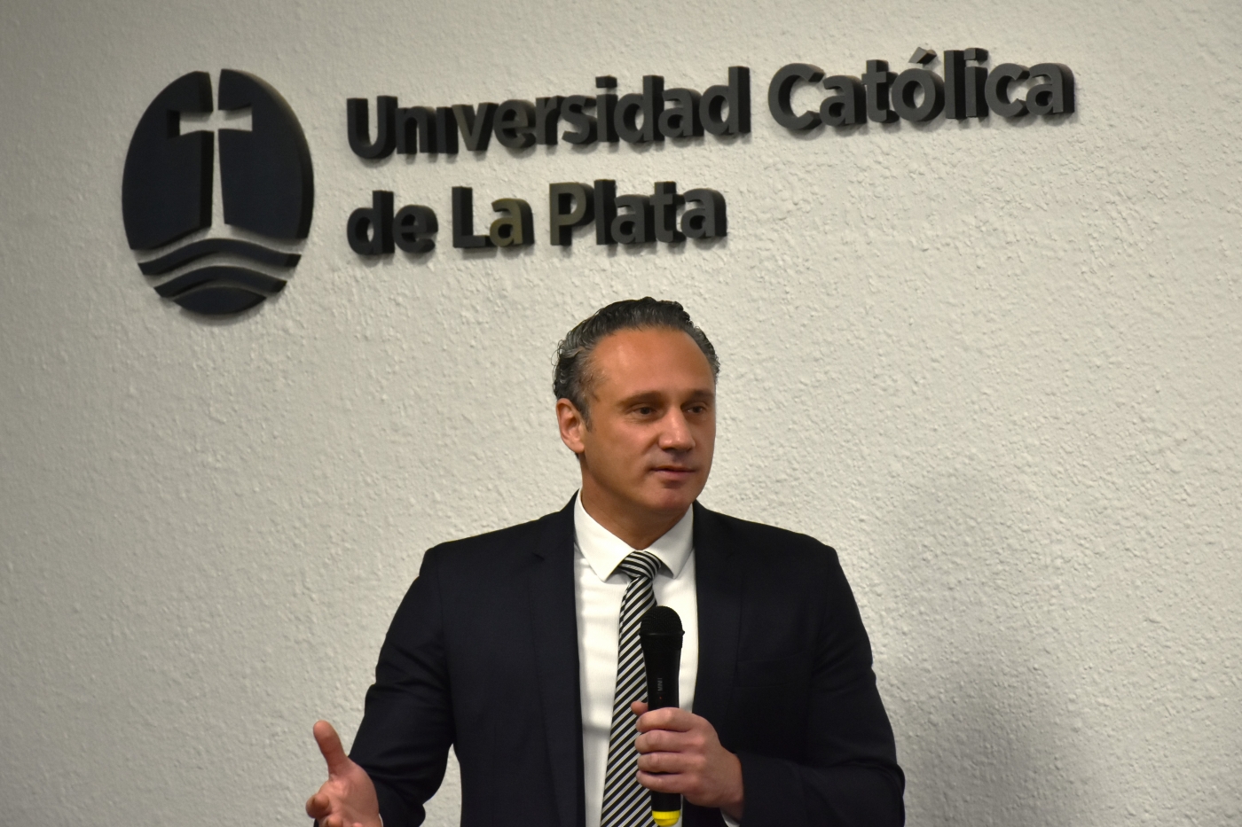 Se presentó el libro ‘‘Historias cautivas, versos libres’’