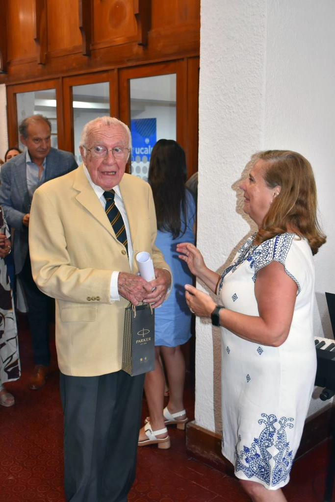 Brindis de fin de año y reconocimiento a ex decanos