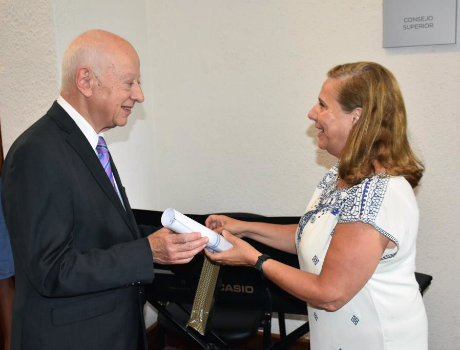 Brindis de fin de año y reconocimiento a ex decanos