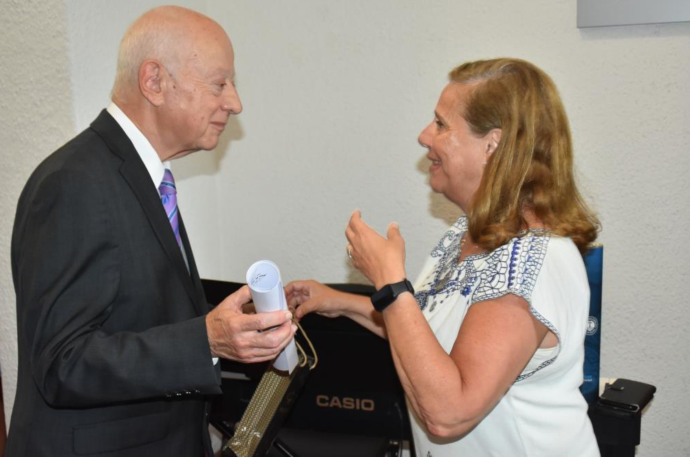 Brindis de fin de año y reconocimiento a ex decanos