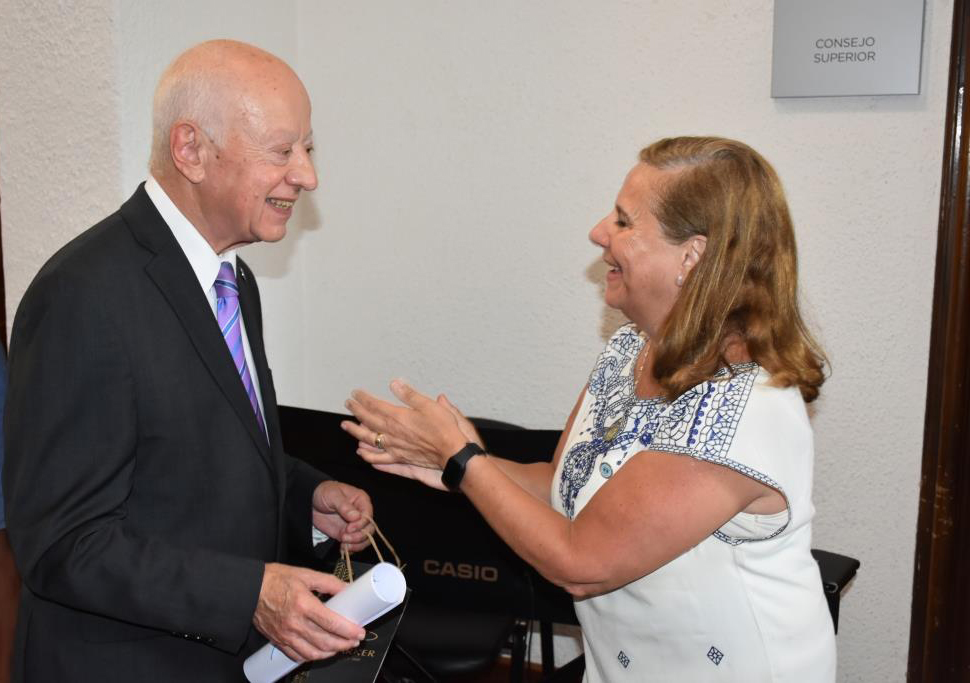 Brindis de fin de año y reconocimiento a ex decanos