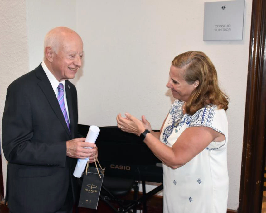 Brindis de fin de año y reconocimiento a ex decanos