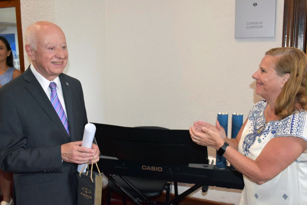 Brindis de fin de año y reconocimiento a ex decanos