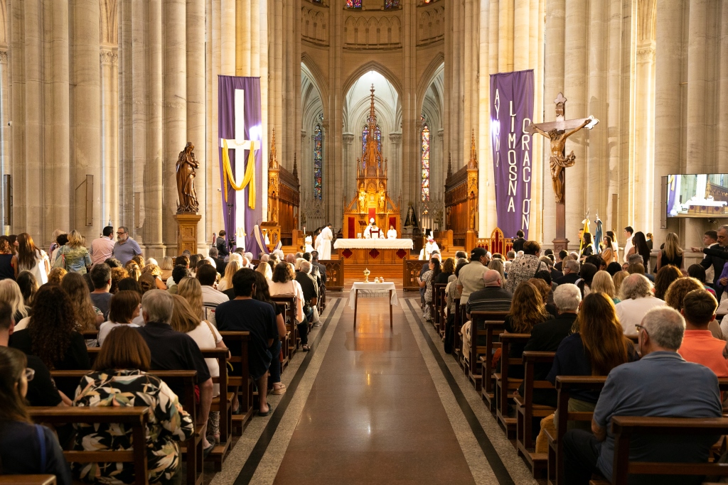 Junto a Monseñor Mestre celebramos la misa por el 60 aniversario de la UCALP