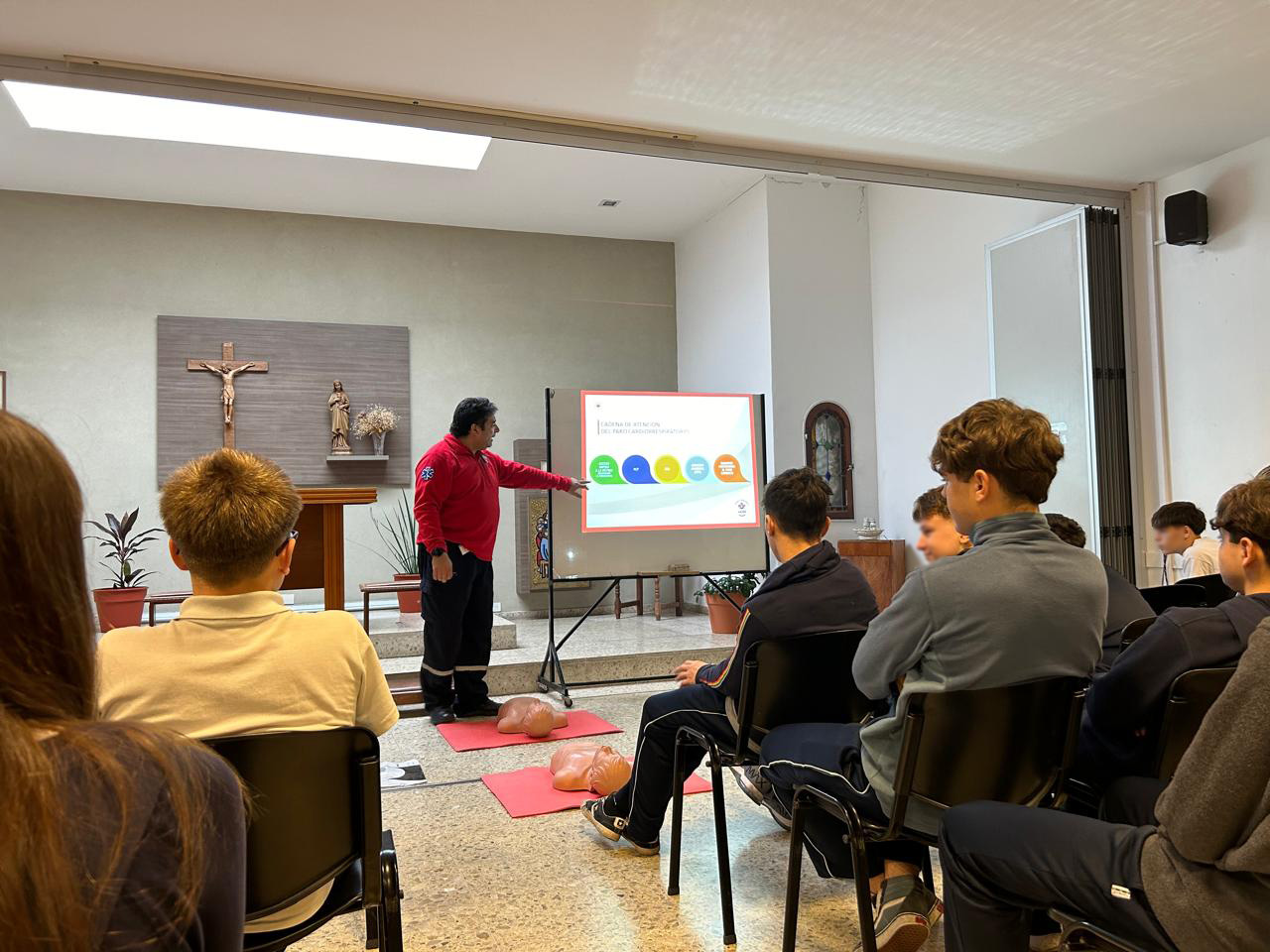 Alumnos de la Escuela Secundaria Fray Mamerto Esquiu recibieron una capacitación en RCP 