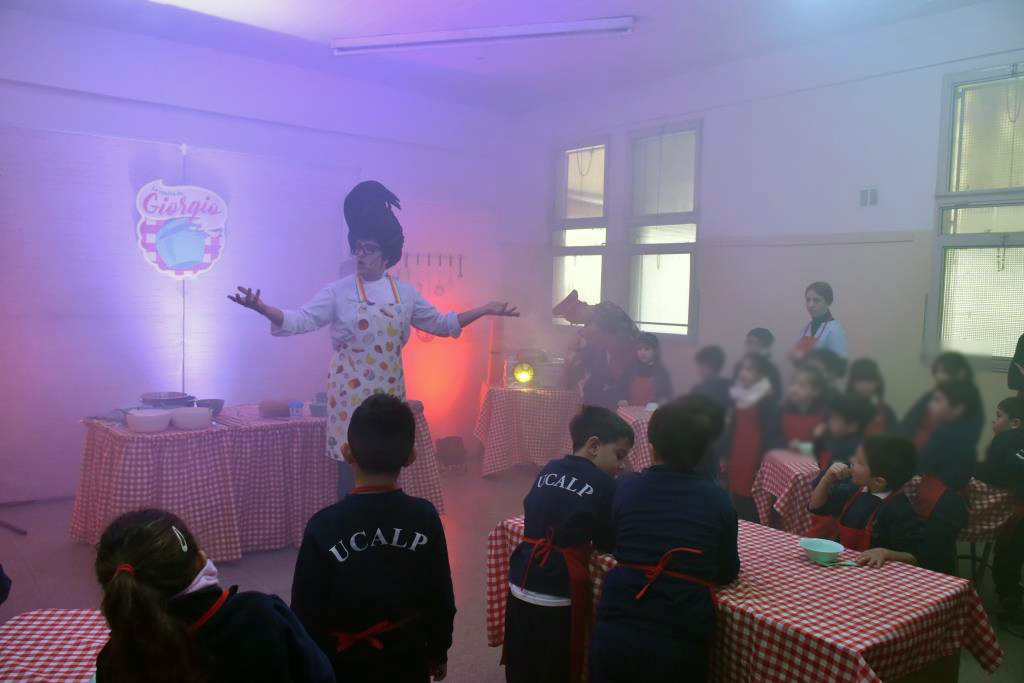 Colegio Estrada teatro y cocina para una alimentación saludable