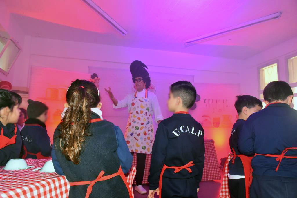 Colegio Estrada teatro y cocina para una alimentación saludable
