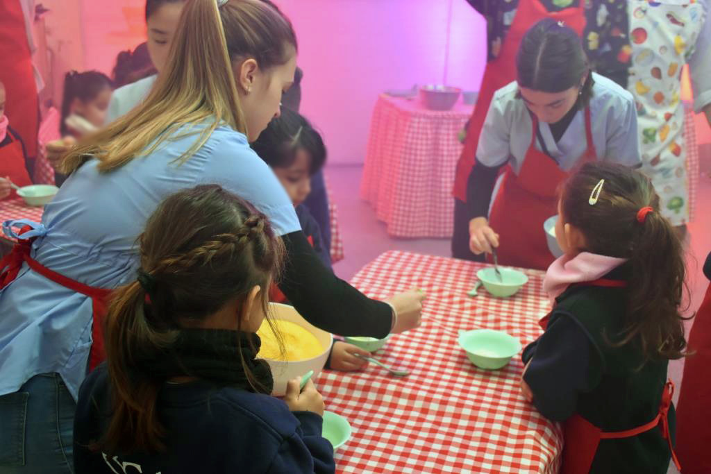 Colegio Estrada teatro y cocina para una alimentación saludable