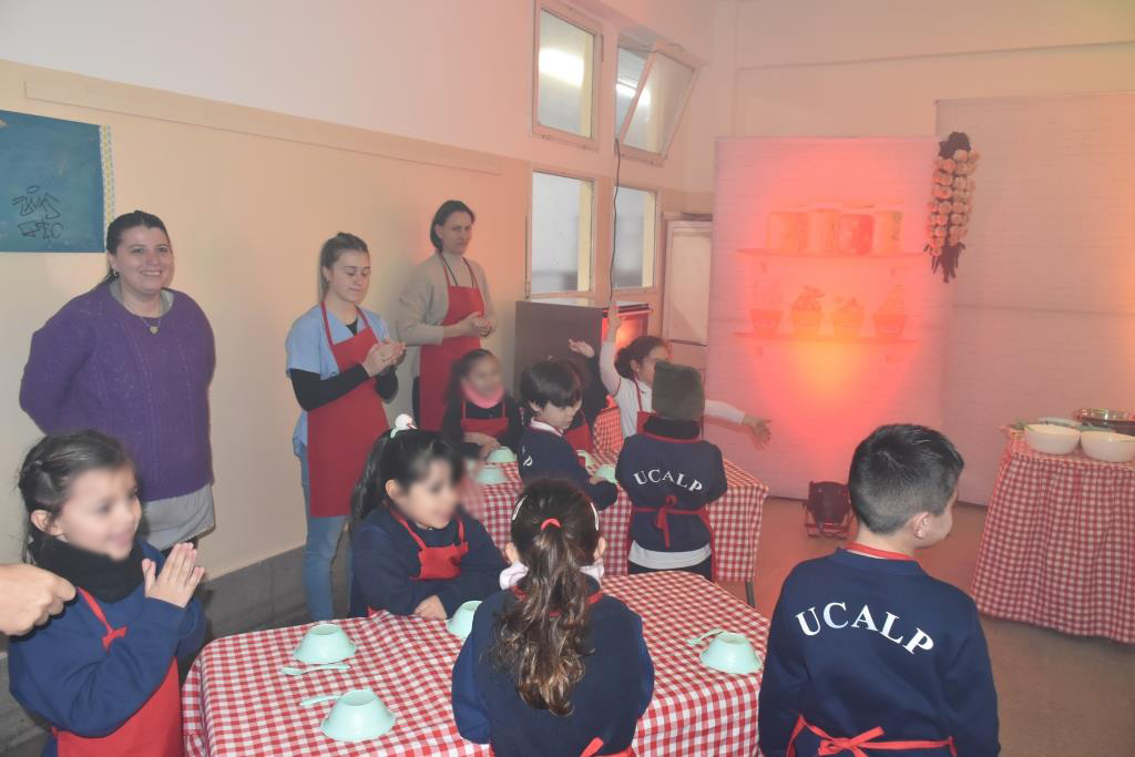 Colegio Estrada teatro y cocina para una alimentación saludable