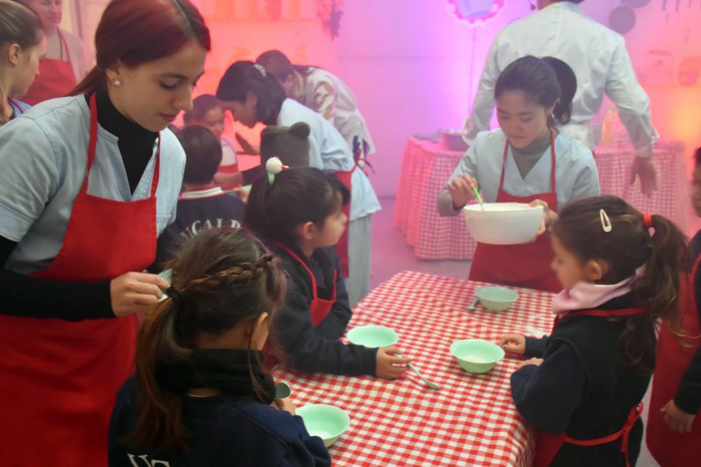 Colegio Estrada teatro y cocina para una alimentación saludable