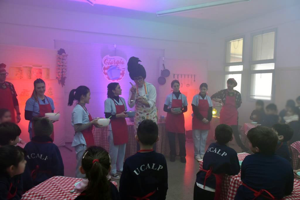 Colegio Estrada teatro y cocina para una alimentación saludable